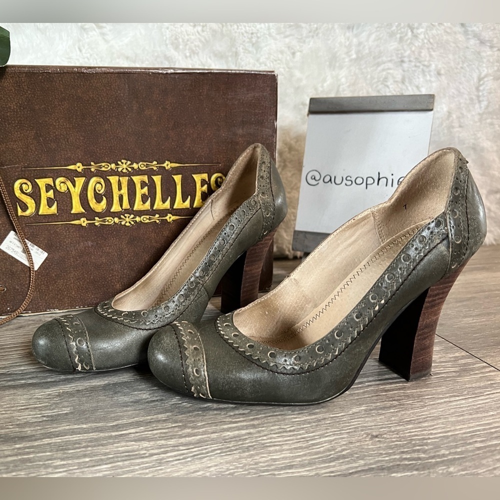 Seychelles Picture Perfect distressed stacked heels in Olive leather. Size 7
